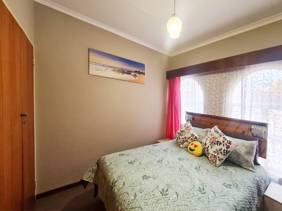 To Let 2 Bedroom Property for Rent in Ifafi North West